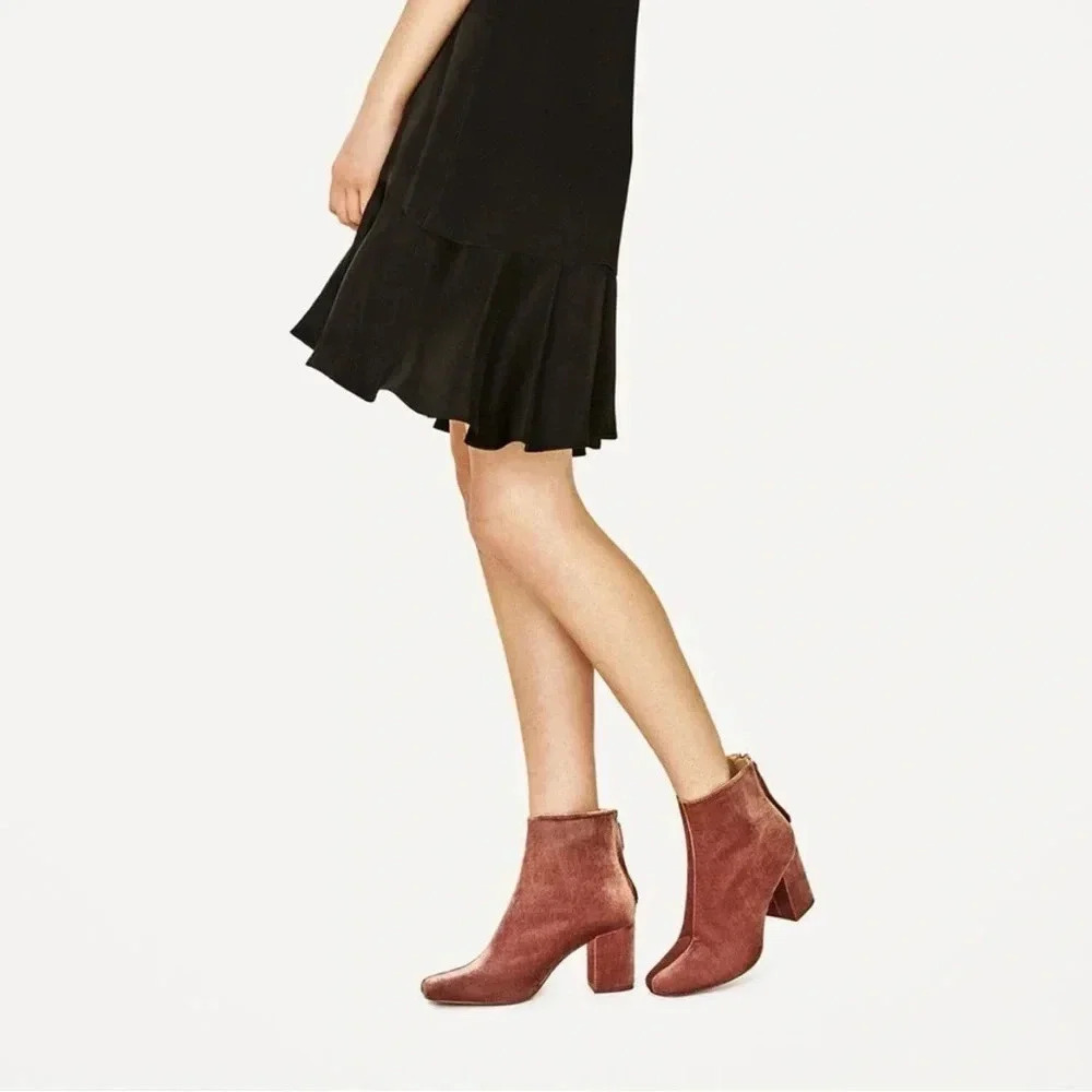 ✨Zara‎ nude pink velvet ankle boots (Size-39/8)
